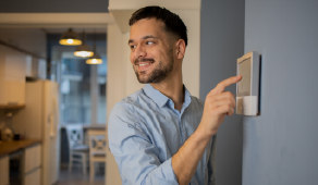 img_man-adjusting-smart-thermostat